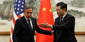 US-Außenminister Antony Blinken und Chinas Außenminister Qin Gang begrüßen sich