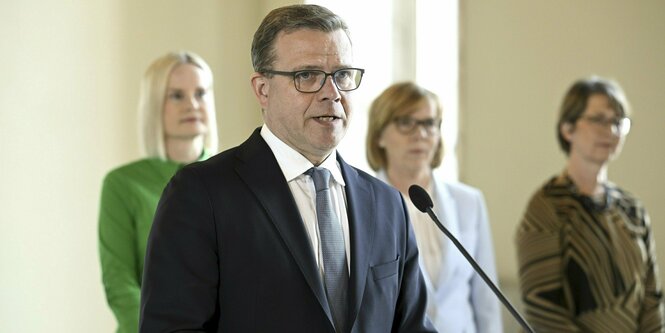 Petteri Orpo an einem Rednerpult im April