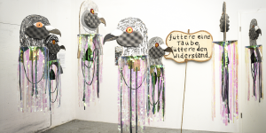 Tragbare Taubenköpfe, das Kunstwerk von Eleni Mouzourou