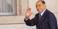 Silvio Berlusconi, Vorsitzender Forza Italia, winkt 2022 am Präsidentenpalast Quirinale nach einem Treffen mit dem italienischen Staatspräsidenten Mattarella