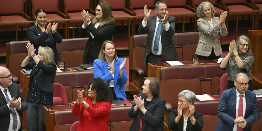 Senatoren der Labour-Partei applaudieren nach der Verabschiedung eines Referendums über eine Verfassungsänderung, die der indigenen Bevölkerung eine Stimme im Parlament geben soll