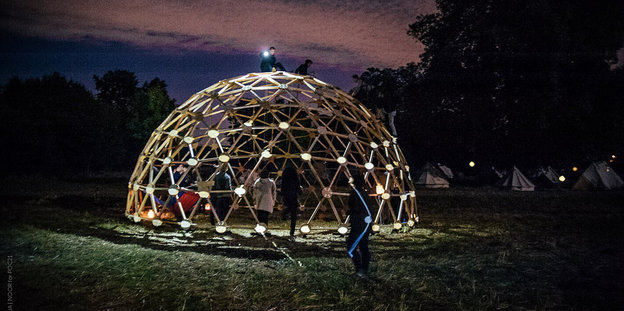 Ein kuppelförmiges Party-Zelt bei Nacht