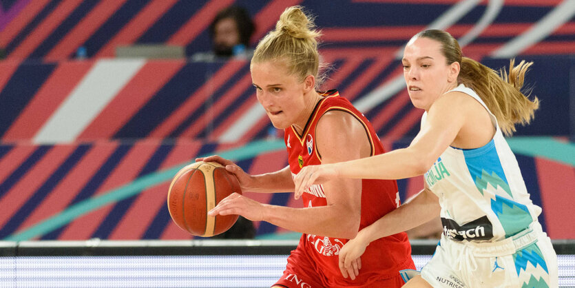 Zwei Frauen beim Basketball spielen