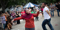 Menschen tanzen auf dem Berliner Oranienplatz während eines Protestcamps gegen die deutsche Asylpolitik