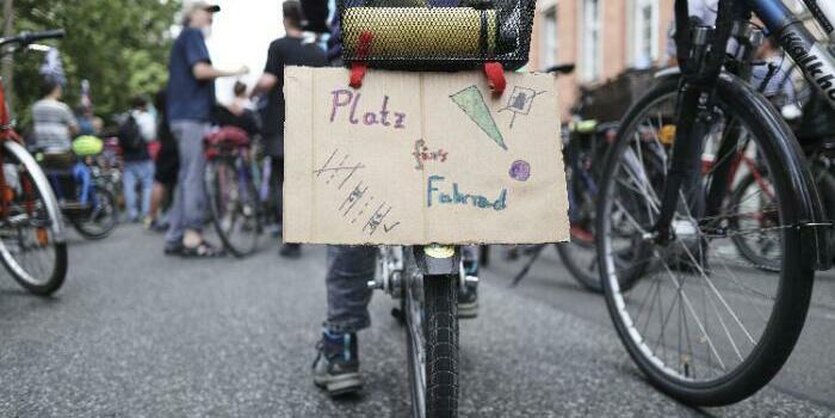 Ein Kind nimmt bei einer Demonstration von Changing Cities unter dem Motto «#Nicht mit uns - Das Mobilitätsgesetz gilt» vor der Senatsverwaltung für Umwelt, Verkehr und Klimaschutz teil und hat ein Transparent mit der Aufschrift "Platz fürs Fahrrad" an dem Fahrrad.