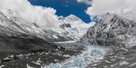 Blick auf Gletscher mit Berg