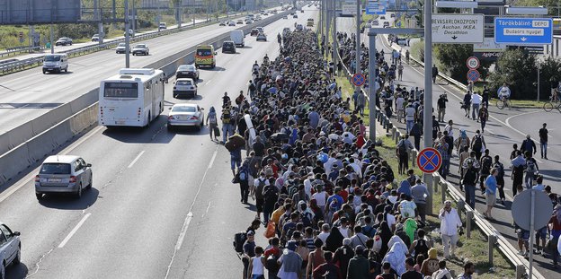 Eine große Gruppe Migranten auf der Autobahn bei Budapest