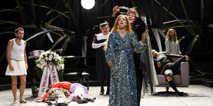 Ulrike Mayer setzt als Nero Marie Smolka als Poppea die Krone auf, darüber ein Vollmond