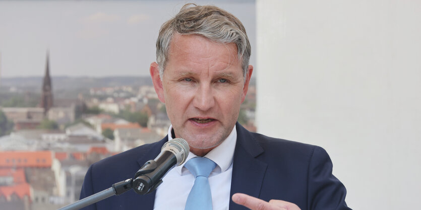 Rechtsextremist Björn Höcke an einem Mikro bei einer Demo im Juni 2023