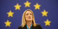 Roberta Metsola vor einer Fahne mit EU-Sternen