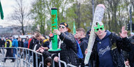 Demonstranten halten einen überdimensionalen Joint und eine Bong aus Plastik, während sie an der Demonstration „Entkriminalisierung sofort - für die Freigabe von Cannabis“, vor dem Brandenburger Tor teilnehmen. Der 20. April gilt als Tag der Cannabis-Bewegung, die den Code 420 nutzt.
