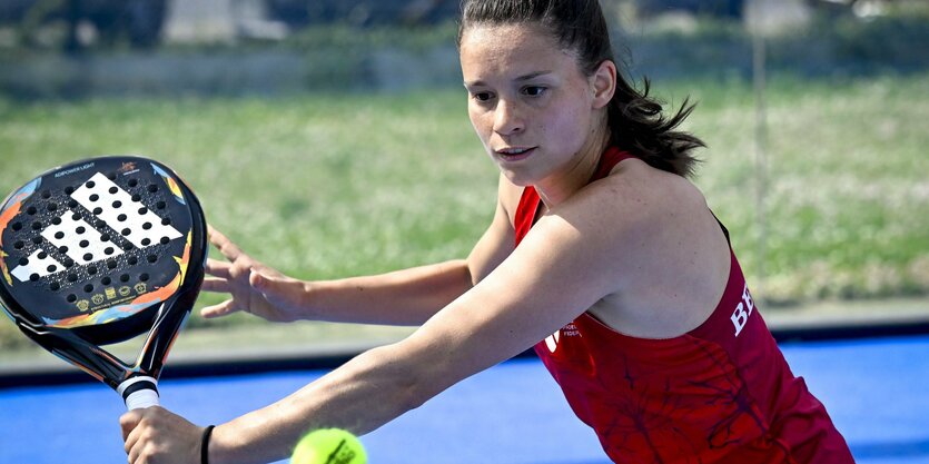 Padel-Spielerin Dorien Cuypers beim Rückhandschlag