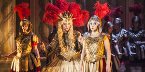 Menschen auf der Bühne mit römischen Fantasiekostümen