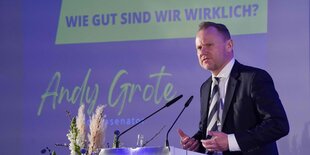 Andy Grote spricht in ein Mikrofon