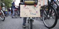 Das Bild zeigt eine Fahrraddemonstration gegen den Bau- und Planungsstopp für Radwege.