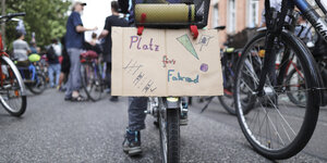 Das Bild zeigt eine Fahrraddemonstration gegen den Bau- und Planungsstopp für Radwege.