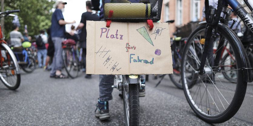 Das Bild zeigt eine Fahrraddemonstration gegen den Bau- und Planungsstopp für Radwege.