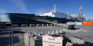 Der schwimmende LNG-Terminal „Höegh Gannet“ liegt am Kai des Elbehafens Brunsbüttel Ports.