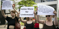 Eine Gruppe hält Plakate hoch worauf "Keine Show für Lindemann" steht