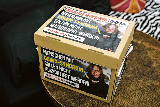 Eine Spendenbox gegen das "Aussortieren" von Menschen mit Down-Syndrom