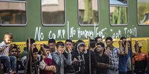Flüchtlinge vor dem Zug in Bicske