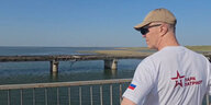 Der russische Besatzungschef Wladimir Saldo begutachtet die beschädigte Tschonhar-Brücke.