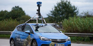 Ein blaues Auto fährt mit Kamera bestückt über die A1. Auf der den Türen an der Seite steht aufgedruckt: "Google Street View"