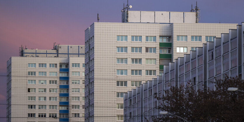 Plattenbauten im Sonnenuntergang