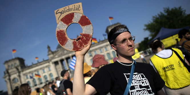 Plakat mit einem Rettungsanker-Symbol