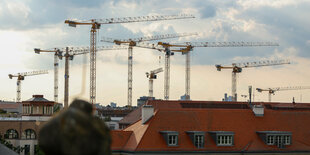 Kräne über der Silhouette von Berlin, fotografiert vom Dach des Bode-Museums in Mitte