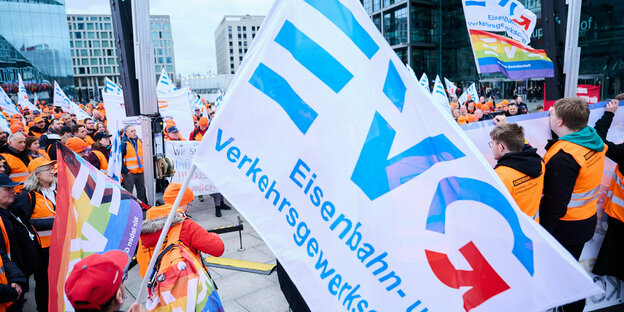 «EVG Eisenbahn- und Verkehrsgewerkschaft» steht auf einer Fahne