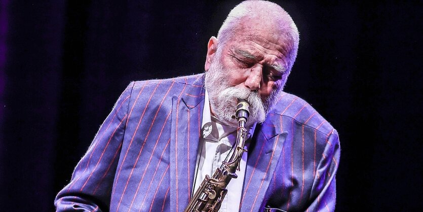 Peter Brötzmann spielt Saxofon