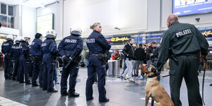 Eine Reihe Polizisten im Dortmunder Bahnhof