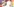 Illustration: Ein Mann steht mit seinem Koffer vor einem Aktenstapel, der seine Einreise erschwert - im hintergrund ist eine Deutschlandkarte zu sehen und eine Hand mit Büroklammern ragt ins Bild