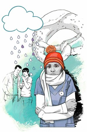 Ein junge Pflegekraft steht frierend mit Mütze und Schal im Regen, im Hintergrund tuschelnde Kollegen