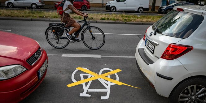 Ein gelb durchkreuzter Radstreifen