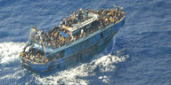 Luftbild eines mit Menschen überfüllten Fischerbootes