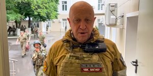 Jewgeni Prigoschin schaut frontal in eine Kamera, er trägt dabei Militärkleidung