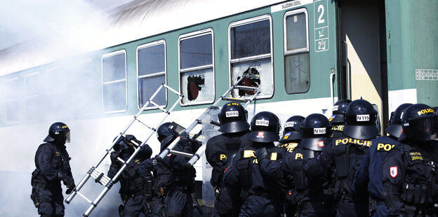 Tschechische Polizei stürmt einen Zug