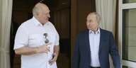 Alexander Lukaschenko links und Wladimir Putin rechts, besprechen etwas im Gehen