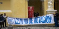 Centro de Votacion steht auf einem Banner, das scheinbar den Eingang zum Wahllokal verhängt