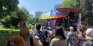 Mehrere Hundert Menschen demonstrieren in Berlin-Marzahn für queere Gleichberechtigung