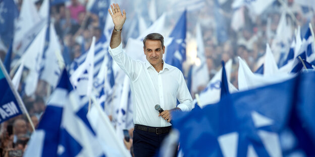 Kyriakos Mitsotakis, ehemaliger griechischer Ministerpräsident und Vorsitzender der konservativen Partei Neue Demokratie, winkt seinen Anhängern während einer Wahlkampfveranstaltung in der griechischen Hauptstadt zu