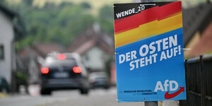 Wahlplakat der AfD im Landkreis Sonneberg mit der Aufschrift :Der Osten steht auf