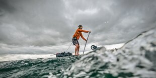 Christo Foerster paddelt auf einem Standup Paddleboard auf der Ostsee.