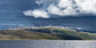 Landschaft in Norwegen mit Windanlagen