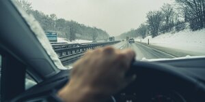 Blick aus der Fahrerperspektive auf eine winterliche Autobahn