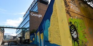 Ein Gebäude mit SChriftzug von Google