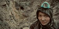 Eine Junge mit Grubenlampe