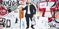Graffiti von karl Marx, der in einen Mülleimer greift